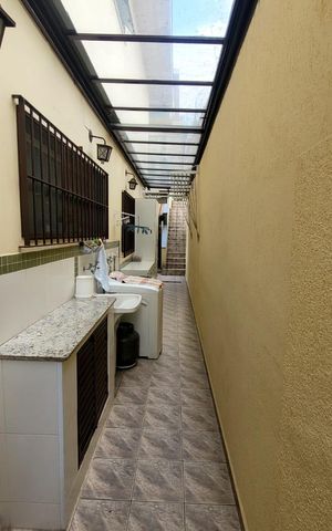 Casa à venda com 200m², 4 quartos e 5 vagas Casa à venda com 200m², 4 quartos e 5 vagasÁrea externa