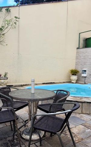 Casa à venda com 200m², 4 quartos e 5 vagas Casa à venda com 200m², 4 quartos e 5 vagasÁrea externa