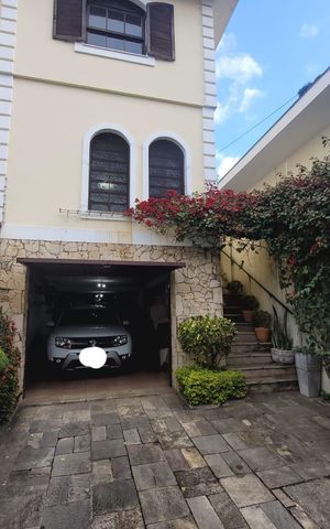 Casa à venda com 200m², 4 quartos e 5 vagas Casa à venda com 200m², 4 quartos e 5 vagasÁrea externa