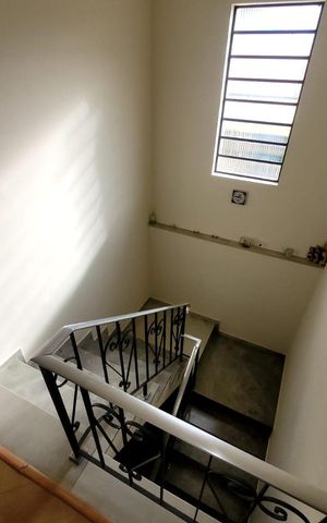 Casa à venda com 200m², 4 quartos e 5 vagas Casa à venda com 200m², 4 quartos e 5 vagasEscada