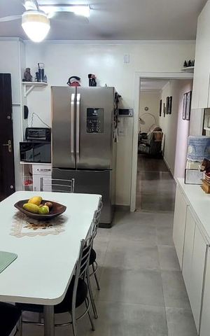 Casa à venda com 200m², 4 quartos e 5 vagas Casa à venda com 200m², 4 quartos e 5 vagasCozinha