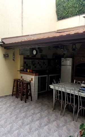 Casa à venda com 200m², 4 quartos e 5 vagas Casa à venda com 200m², 4 quartos e 5 vagasÁrea externa