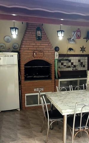 Casa à venda com 200m², 4 quartos e 5 vagas Casa à venda com 200m², 4 quartos e 5 vagasÁrea externa
