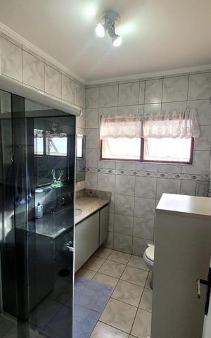 Casa à venda com 200m², 4 quartos e 5 vagas Casa à venda com 200m², 4 quartos e 5 vagasBanheiro