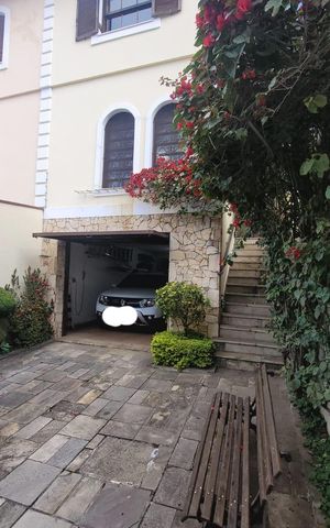 Casa à venda com 200m², 4 quartos e 5 vagas Casa à venda com 200m², 4 quartos e 5 vagasÁrea externa