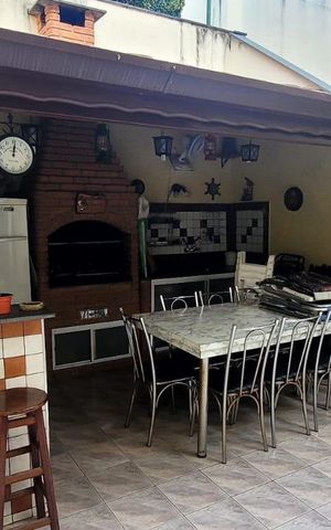 Casa à venda com 200m², 4 quartos e 5 vagas Casa à venda com 200m², 4 quartos e 5 vagasÁrea externa
