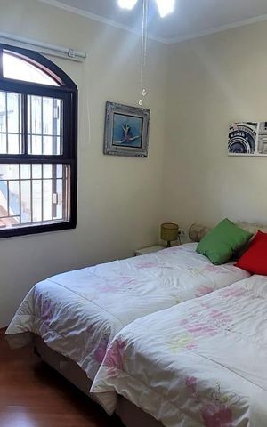 Casa à venda com 200m², 4 quartos e 5 vagas Casa à venda com 200m², 4 quartos e 5 vagasQuarto