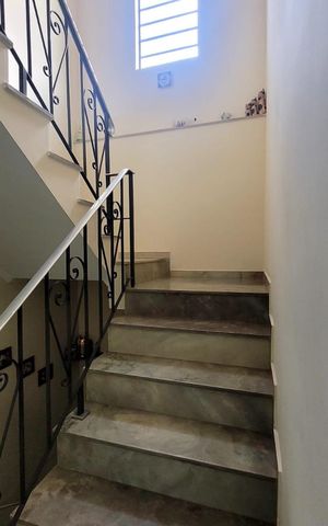 Casa à venda com 200m², 4 quartos e 5 vagas Casa à venda com 200m², 4 quartos e 5 vagasEscada