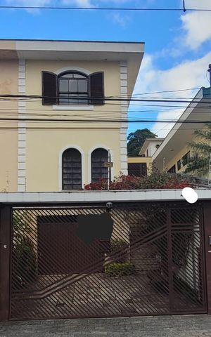 Casa à venda com 200m², 4 quartos e 5 vagas Casa à venda com 200m², 4 quartos e 5 vagasFachada