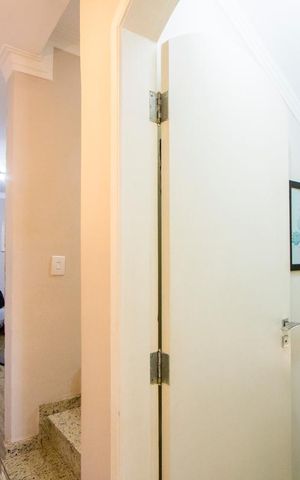 Casa à venda com 200m², 2 quartos e 2 vagas Casa à venda com 200m², 2 quartos e 2 vagasCorredor inferior