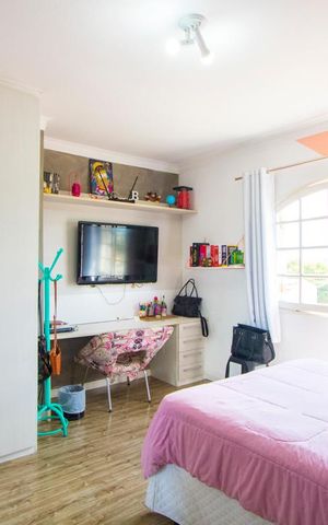 Casa à venda com 200m², 2 quartos e 2 vagas Casa à venda com 200m², 2 quartos e 2 vagasQuarto 2 - Suíte