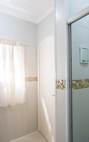 Casa à venda com 200m², 2 quartos e 2 vagas Casa à venda com 200m², 2 quartos e 2 vagasBanheiro do quarto 1