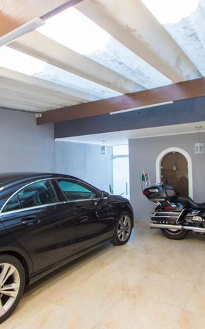 Casa à venda com 200m², 2 quartos e 2 vagas Casa à venda com 200m², 2 quartos e 2 vagasGaragem