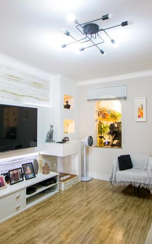 Casa à venda com 200m², 2 quartos e 2 vagas Casa à venda com 200m², 2 quartos e 2 vagasSala