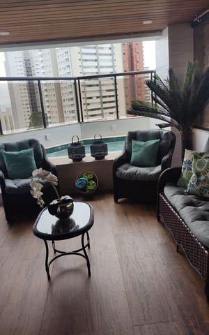 Apartamento à venda com 220m², 3 quartos e 3 vagas Apartamento à venda com 220m², 3 quartos e 3 vagasVaranda