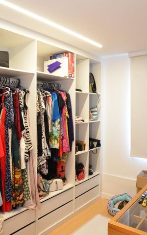 Casa de condomínio à venda com 543m², 6 quartos e 3 vagas Casa de condomínio à venda com 543m², 6 quartos e 3 vagasCloset