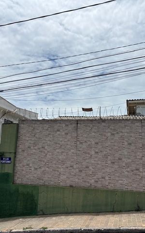 Casa à venda com 198m², 2 quartos e 4 vagas Casa à venda com 198m², 2 quartos e 4 vagasFachada