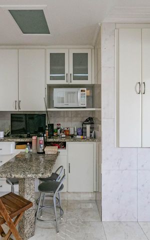 Casa à venda com 338m², 3 quartos e 6 vagas Casa à venda com 338m², 3 quartos e 6 vagasCozinha