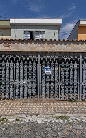 Casa à venda com 140m², 3 quartos e 2 vagas Casa à venda com 140m², 3 quartos e 2 vagasfachada