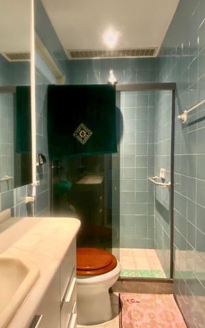 Apartamento à venda com 188m², 4 quartos e 2 vagas Apartamento à venda com 188m², 4 quartos e 2 vagasBanheiro social 1
