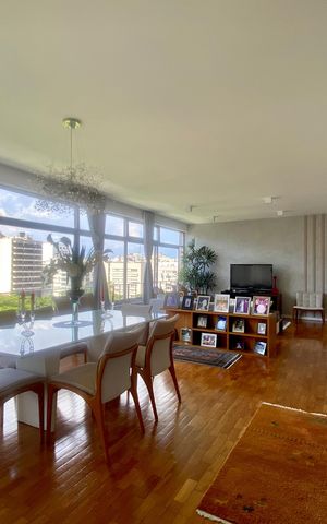 Apartamento à venda com 188m², 4 quartos e 2 vagas Apartamento à venda com 188m², 4 quartos e 2 vagasSala