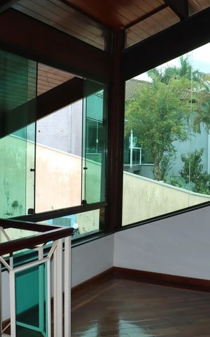 Casa de condomínio para alugar com 1100m², 4 quartos e 6 vagasEscada