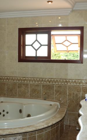 Casa de condomínio para alugar com 1100m², 4 quartos e 6 vagasBanheiro da Suíte 1