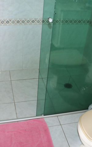 Casa de condomínio para alugar com 1100m², 4 quartos e 6 vagasBanheiro da Suíte 2
