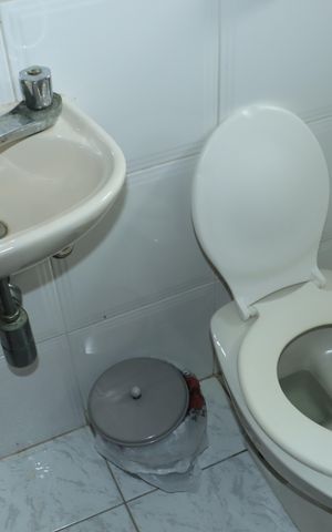 Casa de condomínio para alugar com 1100m², 4 quartos e 6 vagasBanheiro de Serviço
