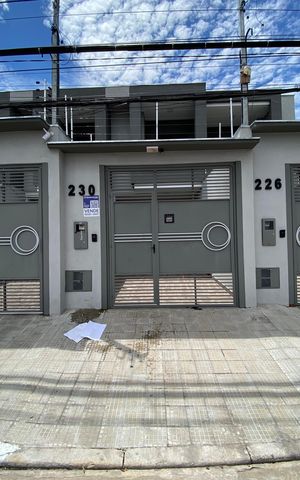 Casa à venda com 143m², 3 quartos e 2 vagas Casa à venda com 143m², 3 quartos e 2 vagasFachada + placa