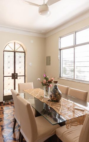 Casa à venda com 200m², 3 quartos e 2 vagasSala