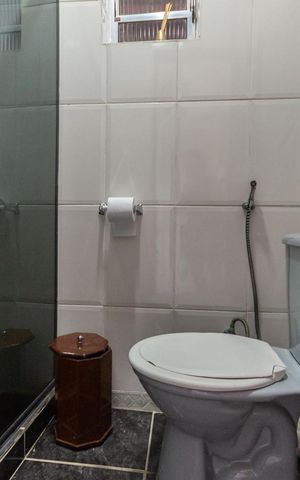 Casa à venda com 200m², 3 quartos e 2 vagasBanheiro externo