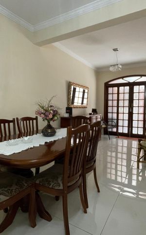 Casa à venda com 220m², 3 quartos e 2 vagas