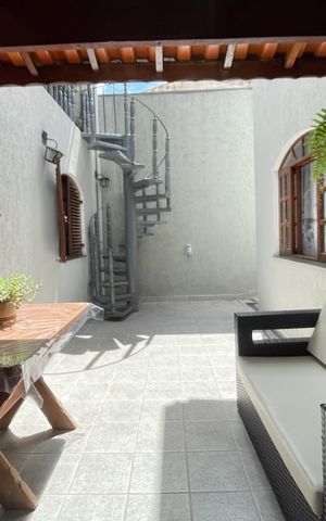 Casa à venda com 220m², 3 quartos e 2 vagas