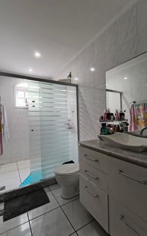 Casa de condomínio para alugar com 216m², 4 quartos e 1 vagaBanheiro da Suíte 1
