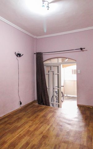 Casa à venda com 5m², 6 quartos e 2 vagas Casa à venda com 5m², 6 quartos e 2 vagasSala Casa 1