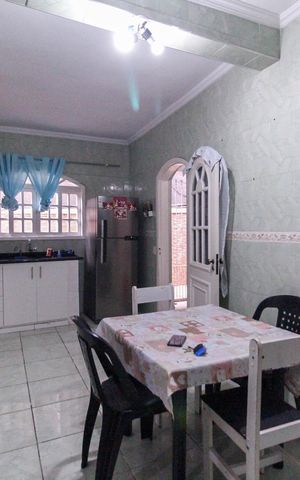 Casa à venda com 5m², 6 quartos e 2 vagas Casa à venda com 5m², 6 quartos e 2 vagasCozinha Casa 1
