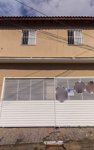 Casa à venda com 5m², 6 quartos e 2 vagas Casa à venda com 5m², 6 quartos e 2 vagasFachada