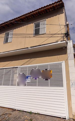 Casa à venda com 5m², 6 quartos e 2 vagas Casa à venda com 5m², 6 quartos e 2 vagasFachada