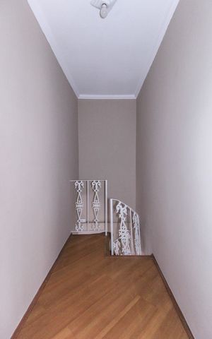 Casa à venda com 5m², 6 quartos e 2 vagas Casa à venda com 5m², 6 quartos e 2 vagasCorredor Casa 2