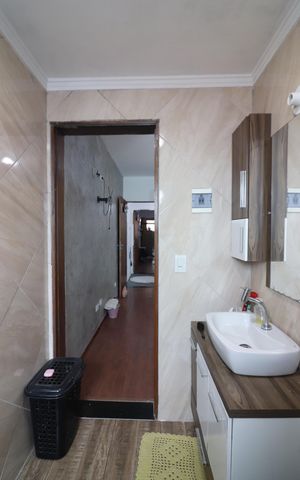 Casa à venda com 216m², 2 quartos e 4 vagasSuíte 1 Banheiro 