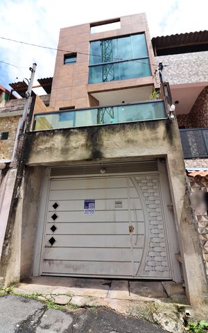 Casa à venda com 216m², 2 quartos e 4 vagasFachada 