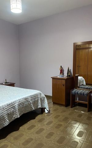 Casa à venda com 243m², 5 quartos e 2 vagas Casa à venda com 243m², 5 quartos e 2 vagasQuarto