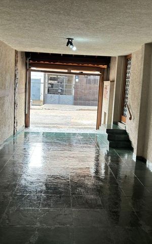 Casa à venda com 243m², 5 quartos e 2 vagas Casa à venda com 243m², 5 quartos e 2 vagasÁrea externa