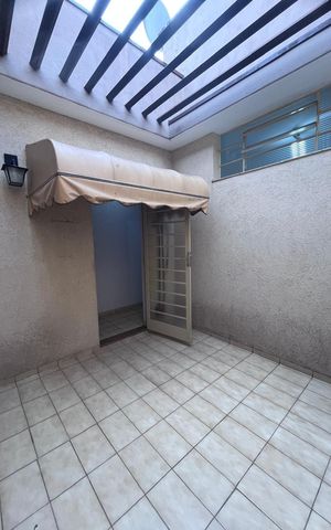 Casa à venda com 243m², 5 quartos e 2 vagas Casa à venda com 243m², 5 quartos e 2 vagasÁrea externa
