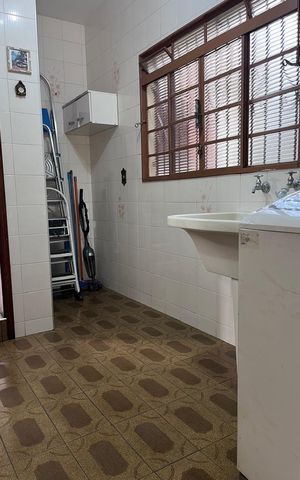 Casa à venda com 243m², 5 quartos e 2 vagas Casa à venda com 243m², 5 quartos e 2 vagasÁrea externa