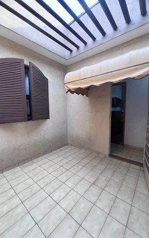 Casa à venda com 243m², 5 quartos e 2 vagas Casa à venda com 243m², 5 quartos e 2 vagasÁrea externa
