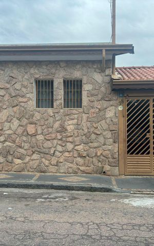 Casa à venda com 243m², 5 quartos e 2 vagas Casa à venda com 243m², 5 quartos e 2 vagasFachada