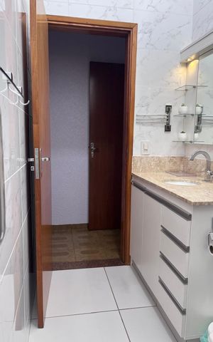 Casa à venda com 243m², 5 quartos e 2 vagas Casa à venda com 243m², 5 quartos e 2 vagasBanheiro