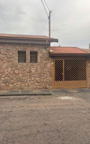 Casa à venda com 243m², 5 quartos e 2 vagas Casa à venda com 243m², 5 quartos e 2 vagasFachada